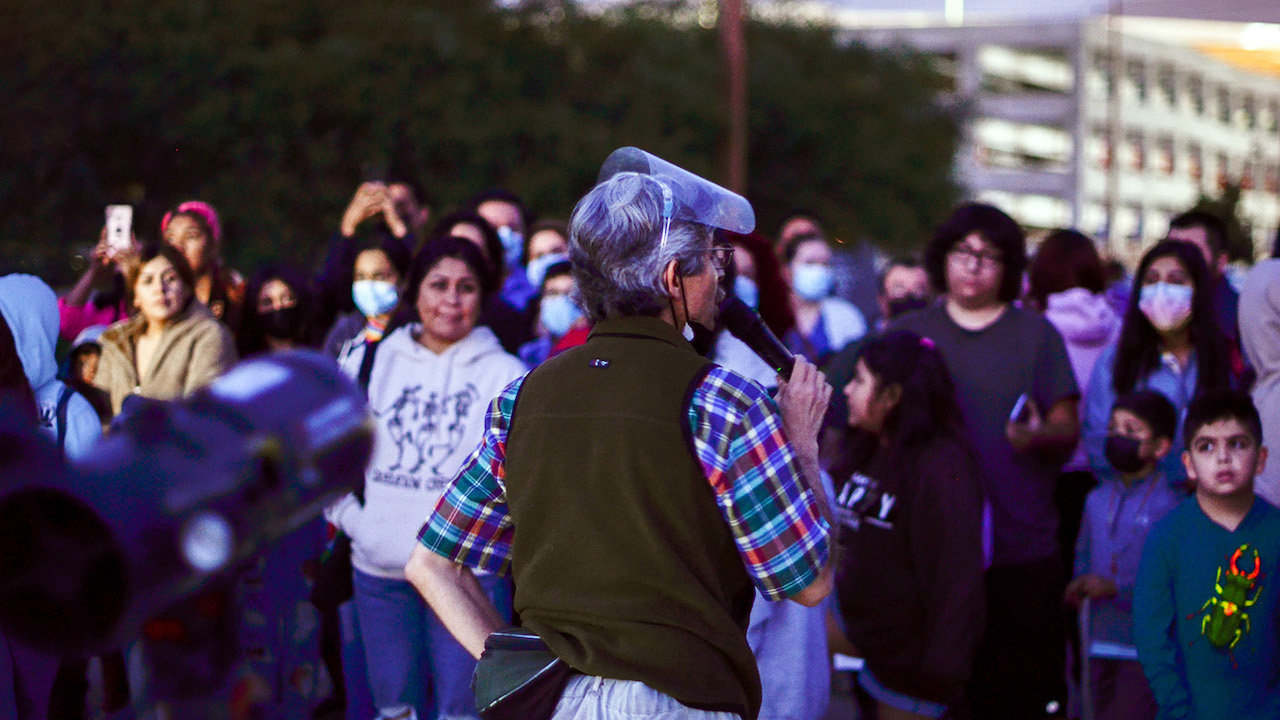 Observaron familias eclipse total de luna